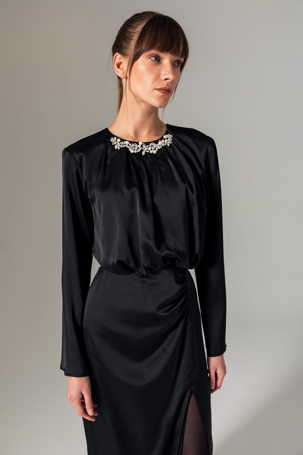 Yakası İşlemeli Uzun Kol Elbise Siyah