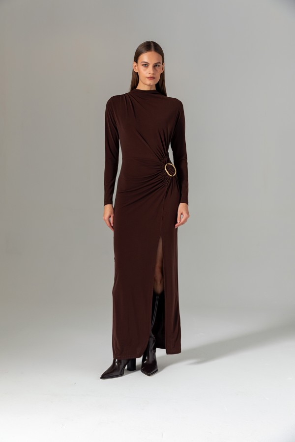 Metal Tokalı Uzun Örme Elbise Kahve