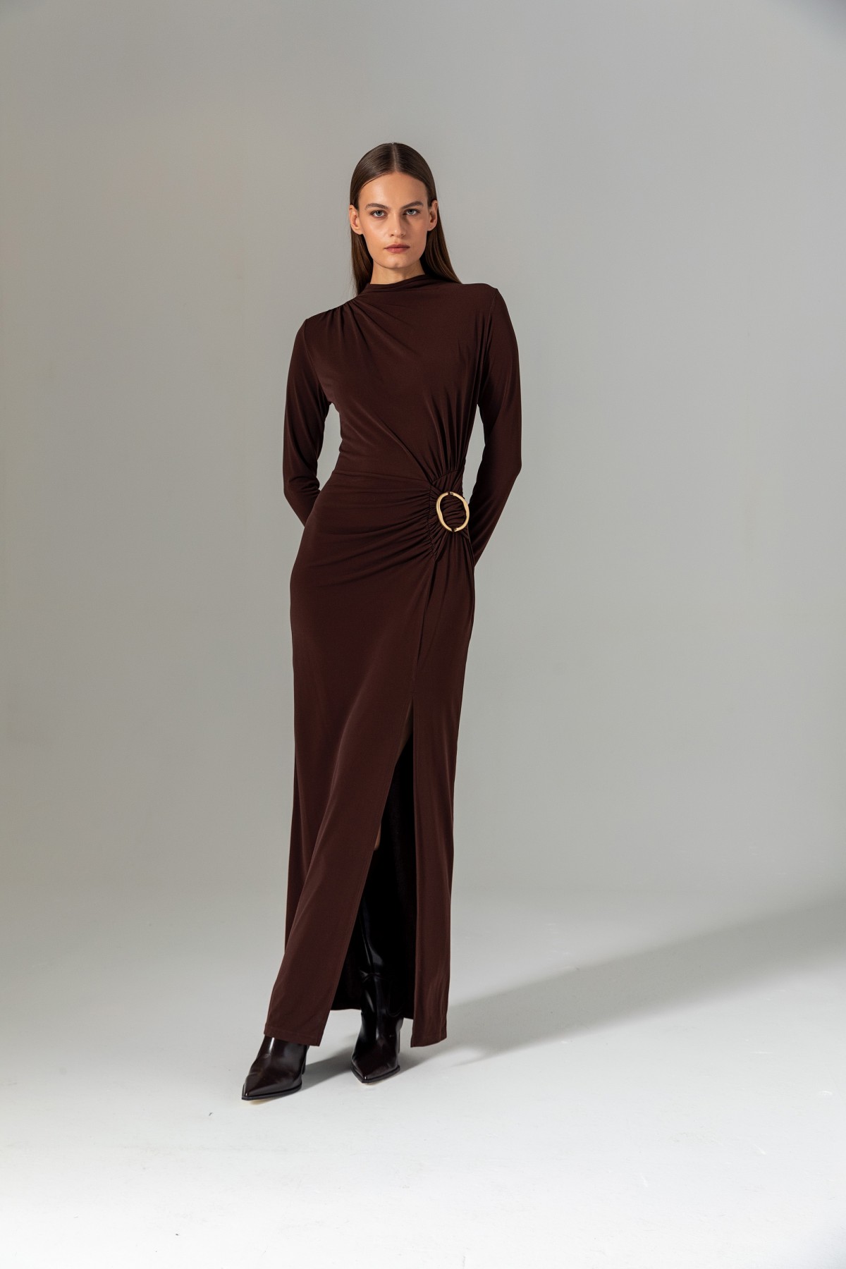 Metal Tokalı Uzun Örme Elbise Kahve