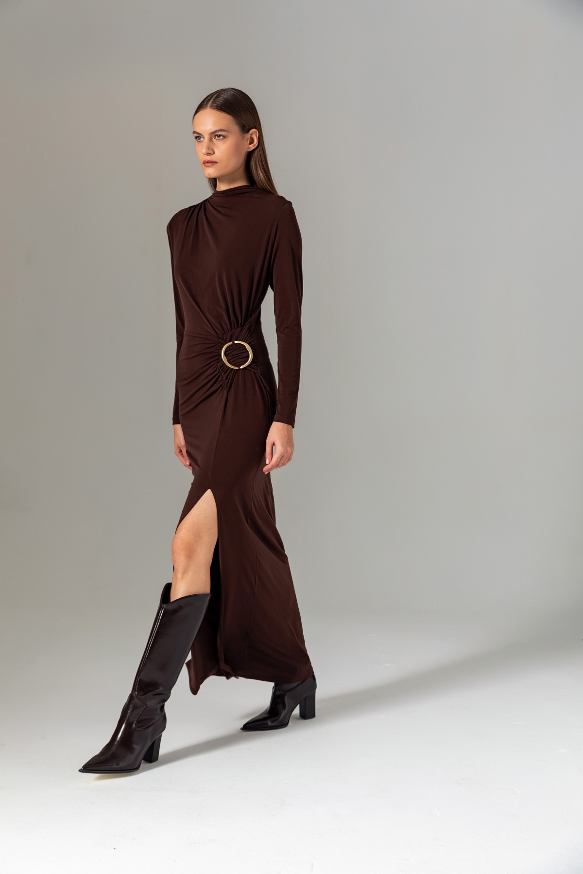 Metal Tokalı Uzun Örme Elbise Kahve