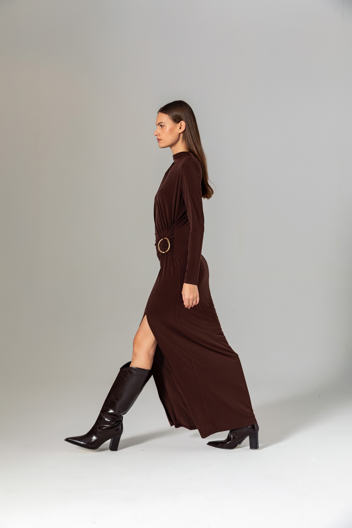 Metal Tokalı Uzun Örme Elbise Kahve