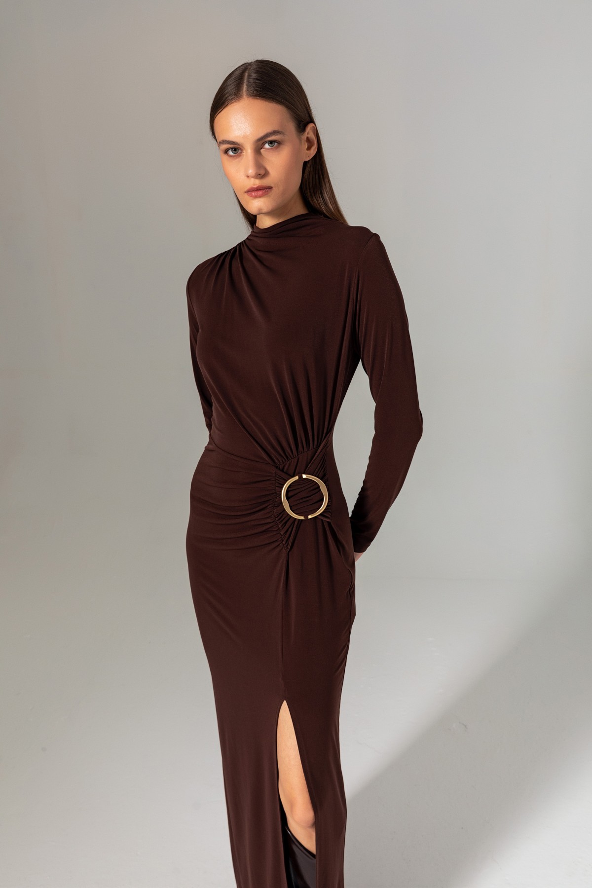 Metal Tokalı Uzun Örme Elbise Kahve