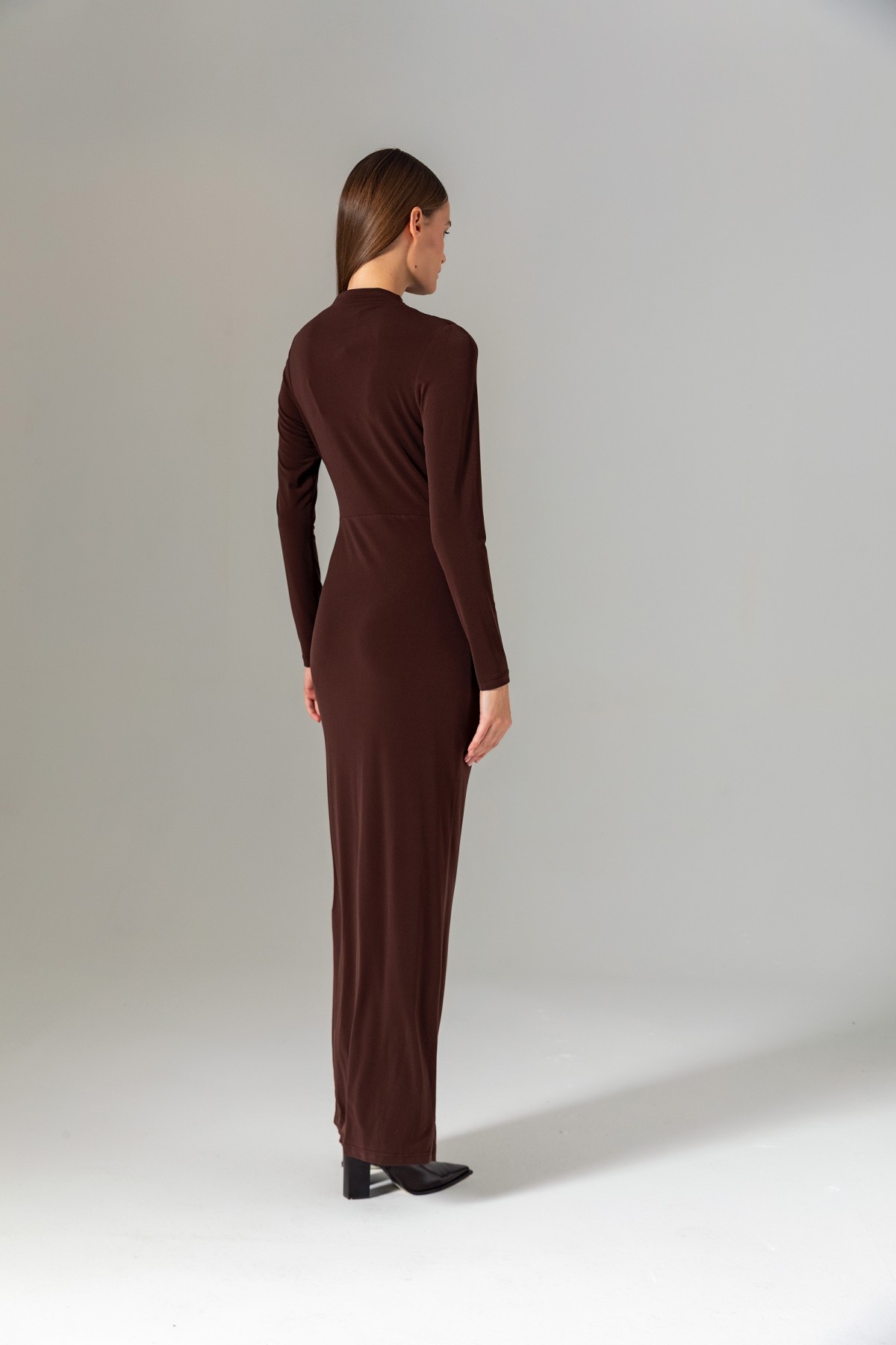 Metal Tokalı Uzun Örme Elbise Kahve