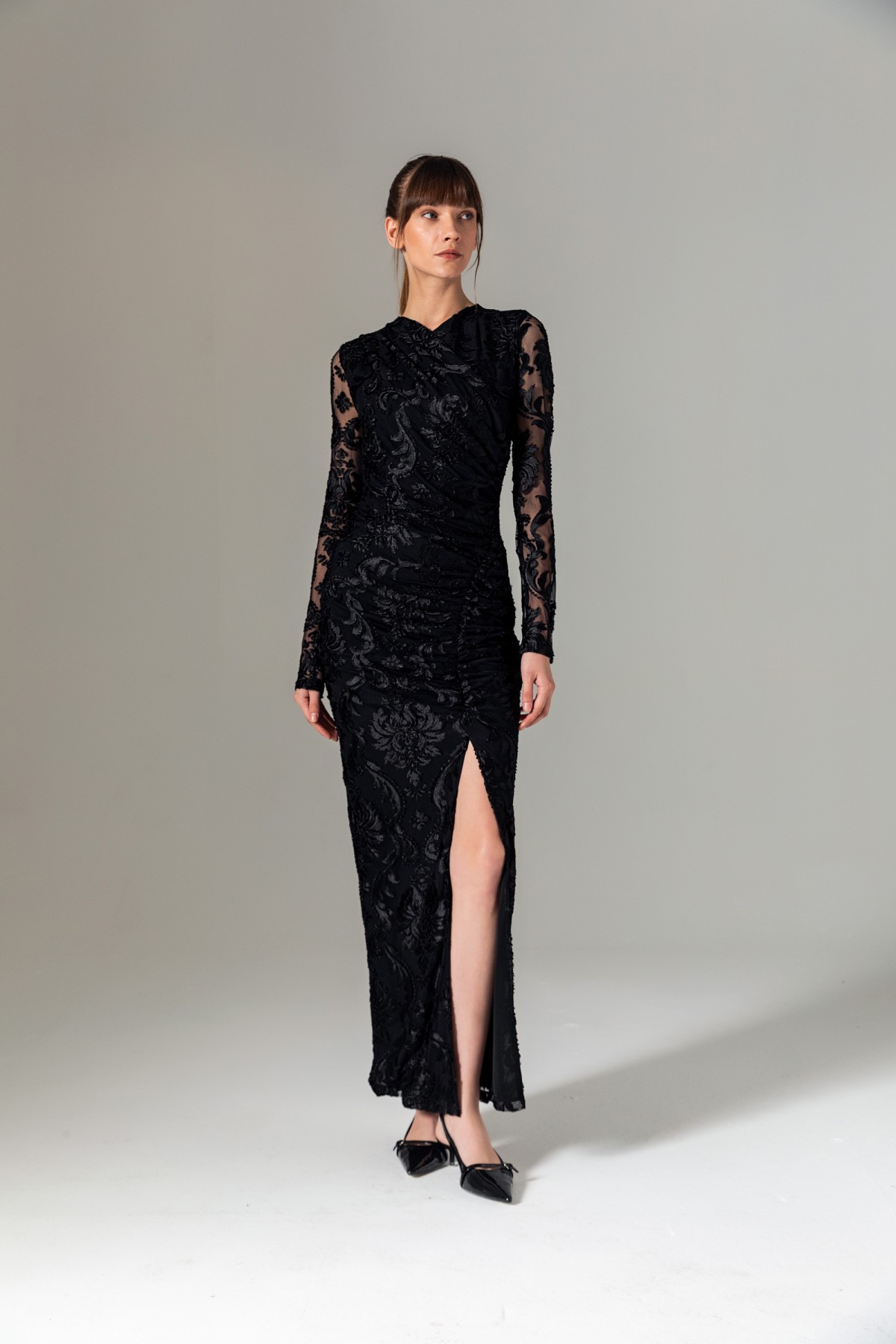  V Yaka Büzgülü Dantel Elbise Siyah