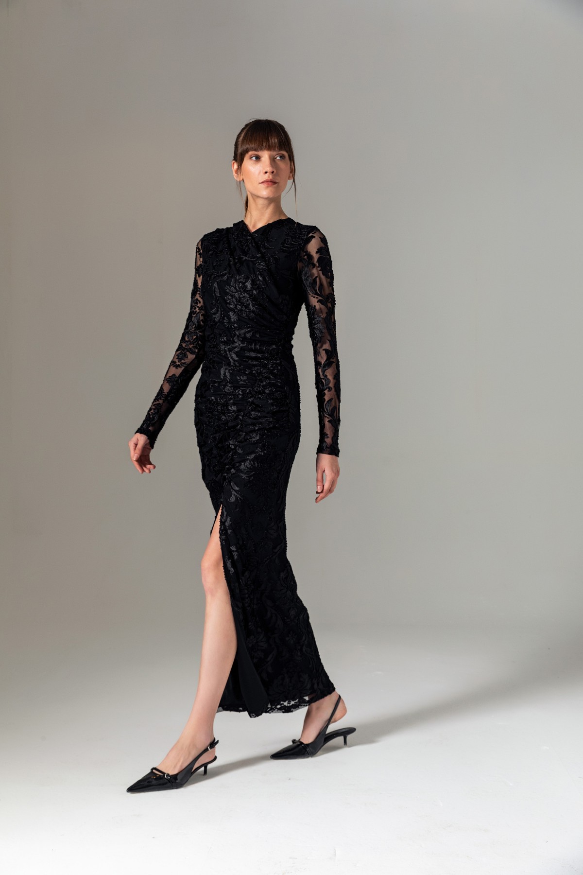  V Yaka Büzgülü Dantel Elbise Siyah