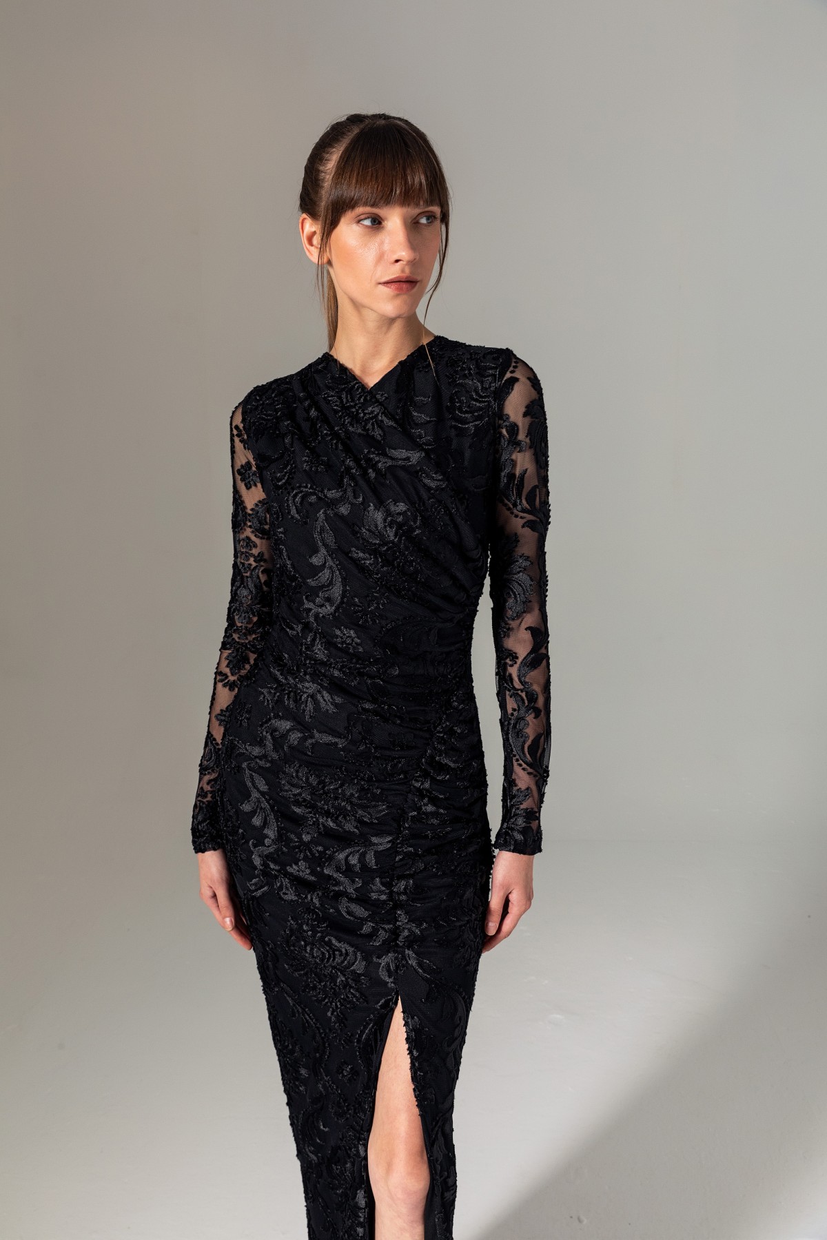  V Yaka Büzgülü Dantel Elbise Siyah