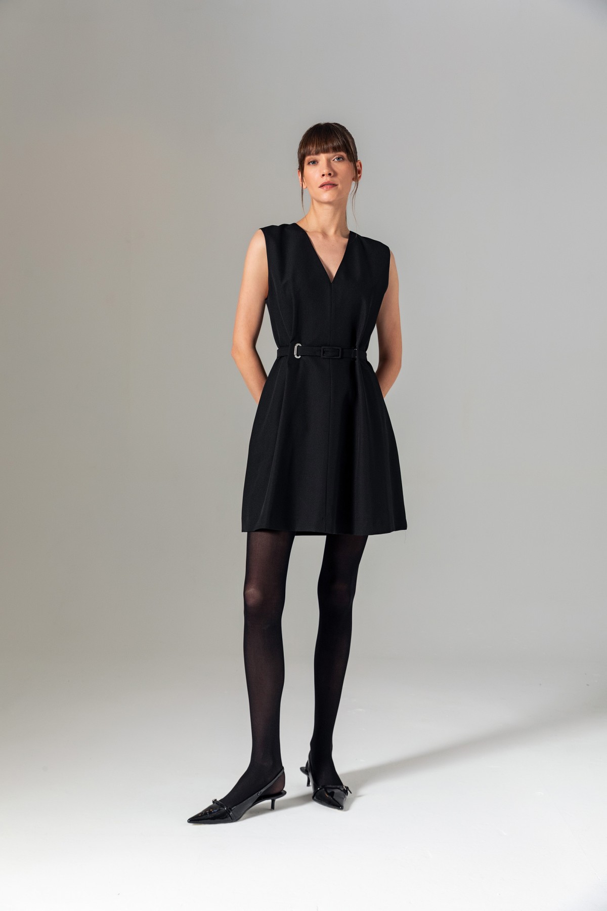 Bele Oturan Kolsuz Elbise Siyah