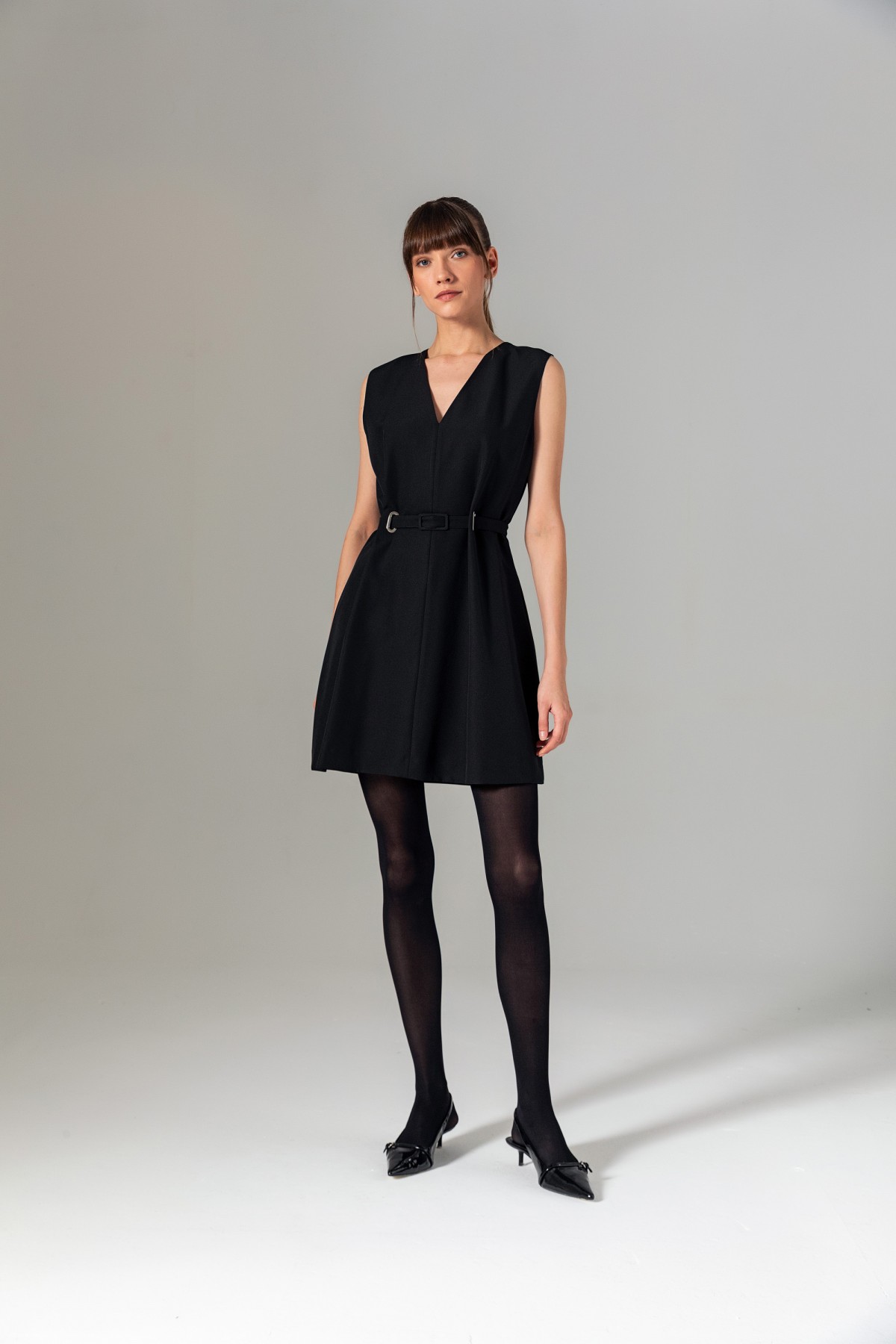 Bele Oturan Kolsuz Elbise Siyah