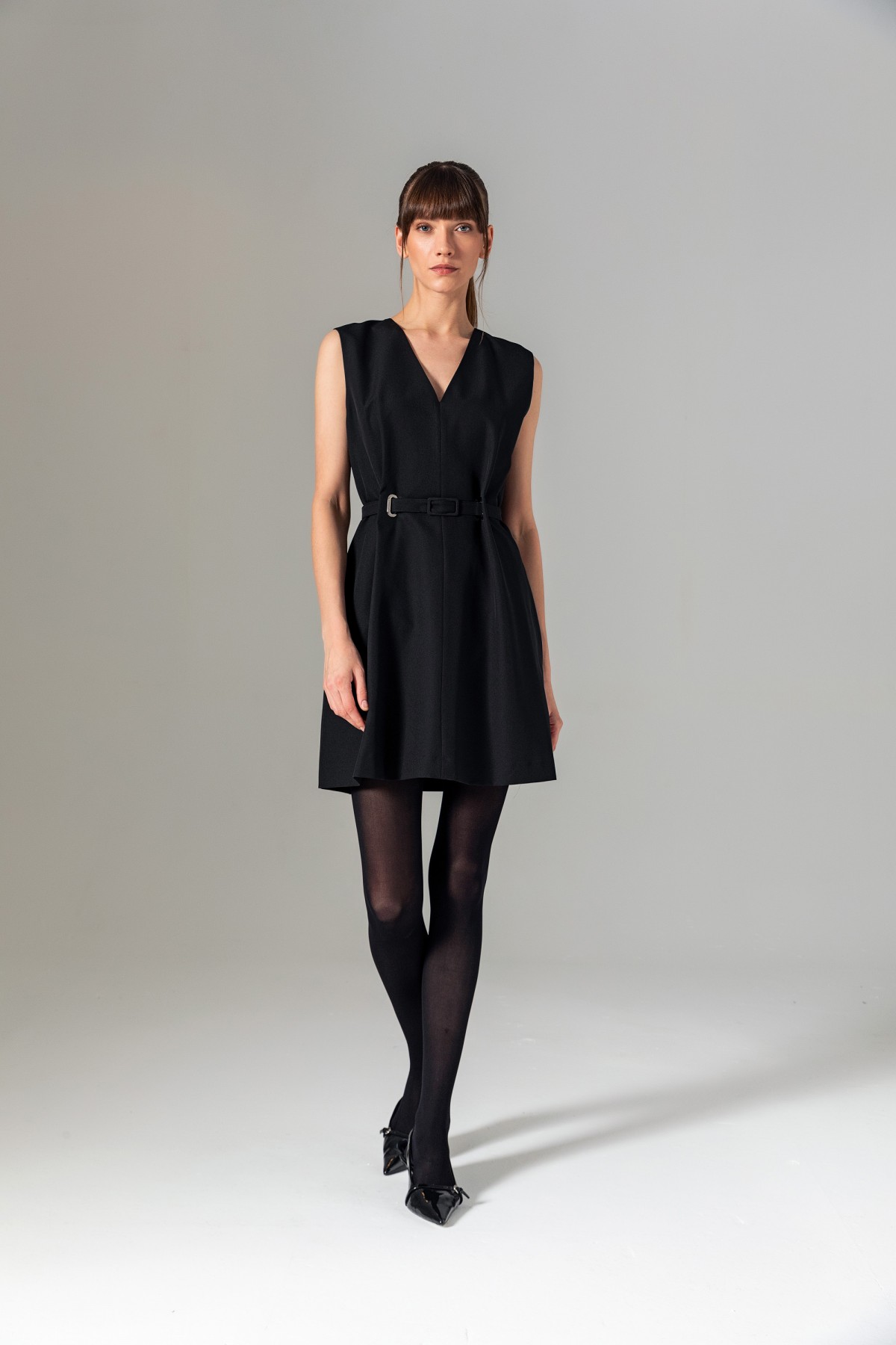 Bele Oturan Kolsuz Elbise Siyah