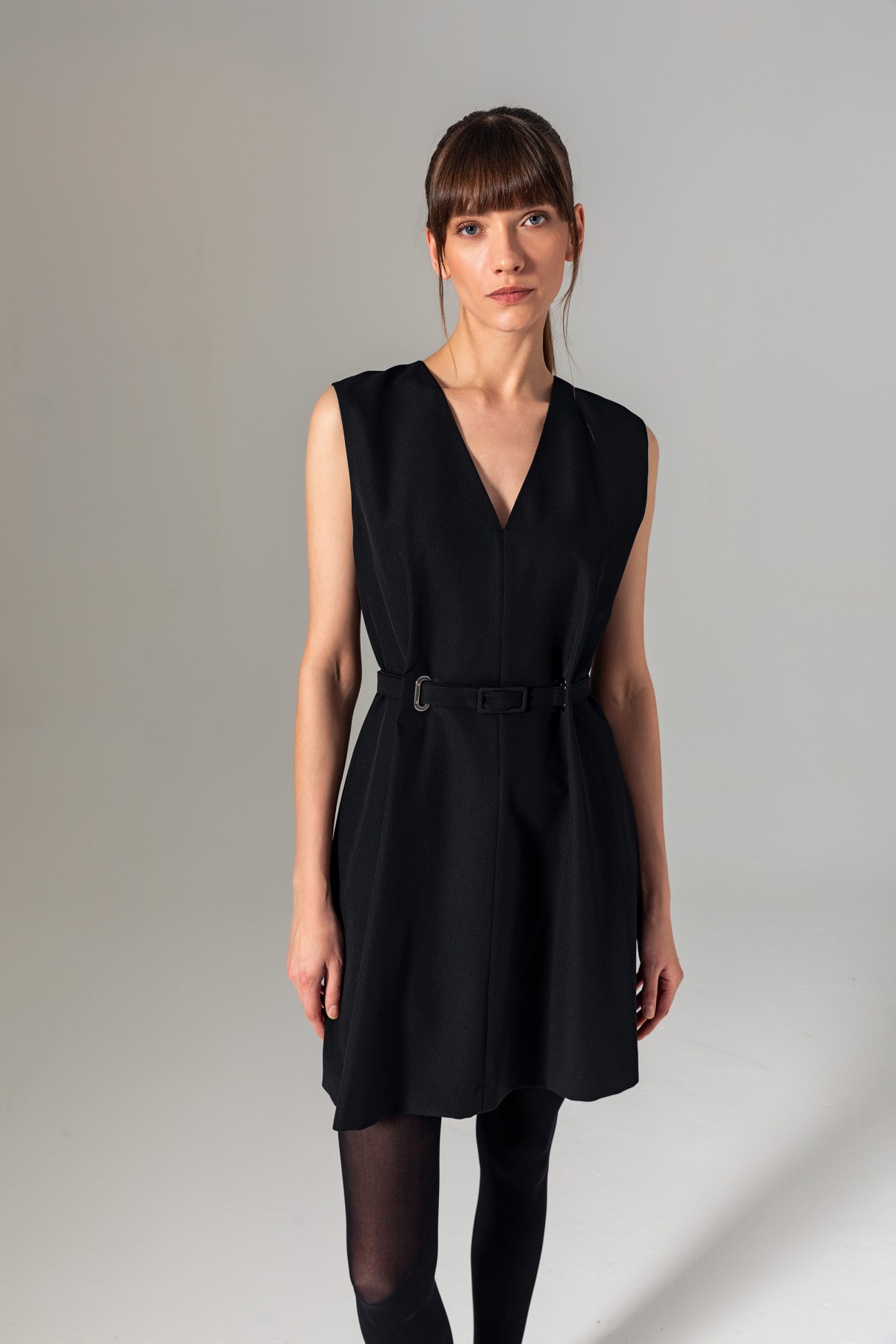 Bele Oturan Kolsuz Elbise Siyah