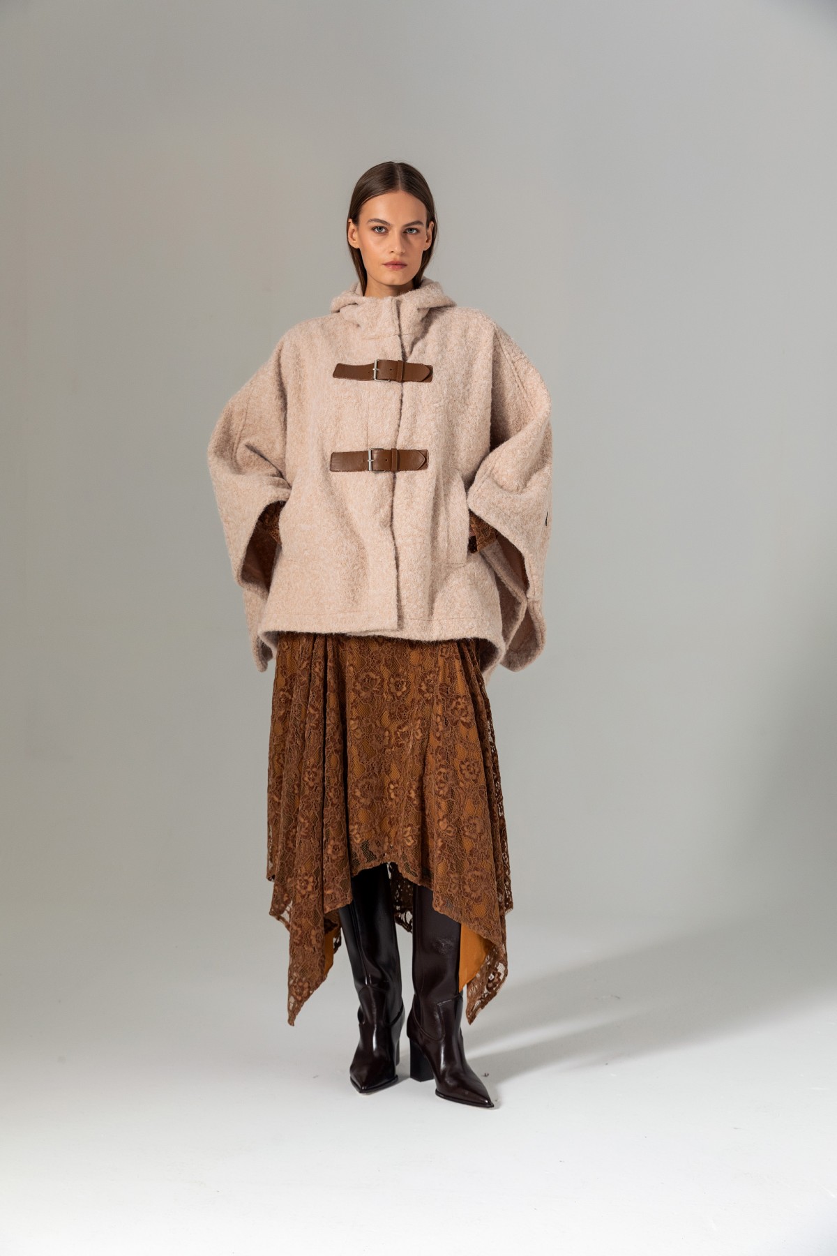 Deri Aksesuarlı Kapüşonlu Kaban Bej