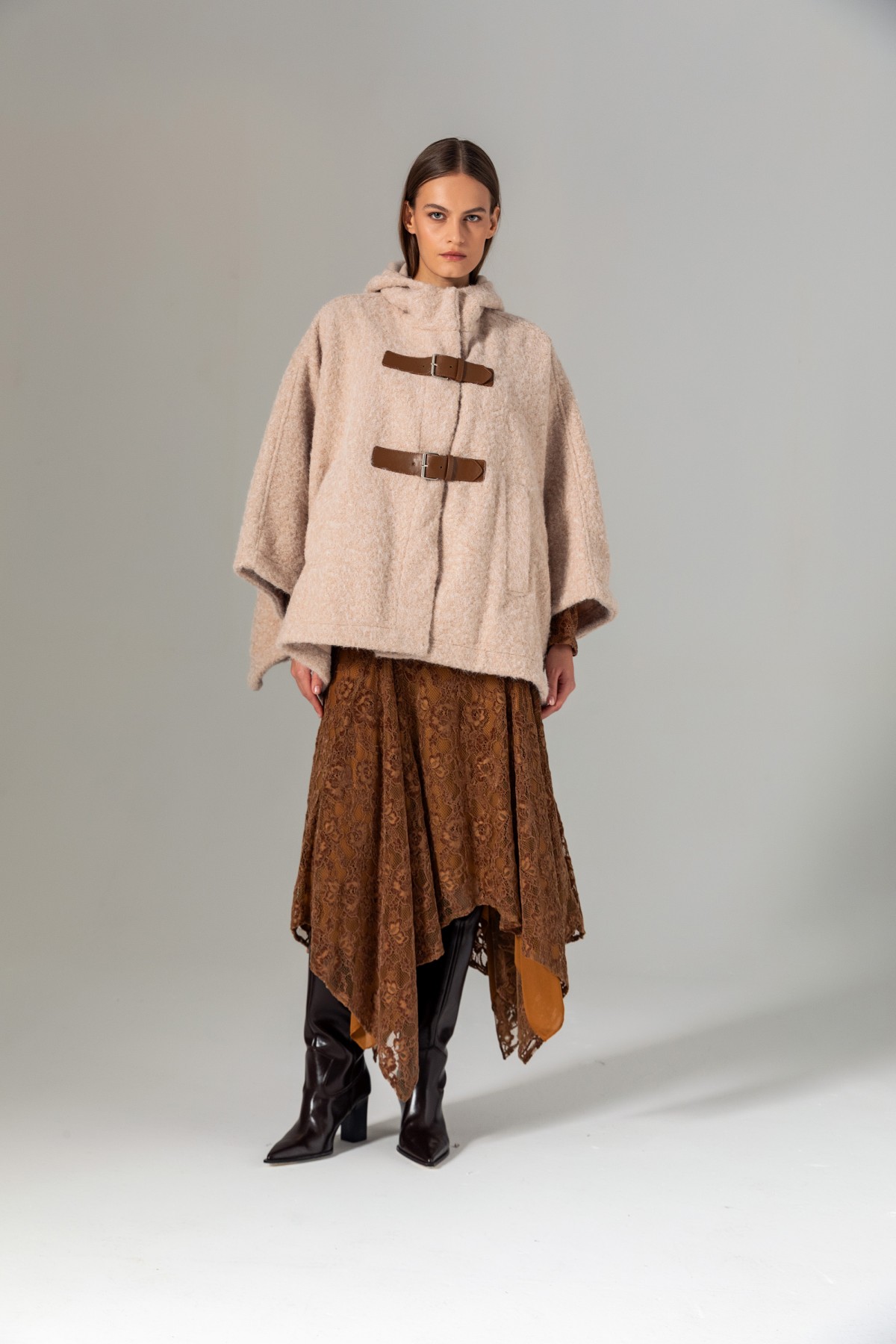 Deri Aksesuarlı Kapüşonlu Kaban Bej