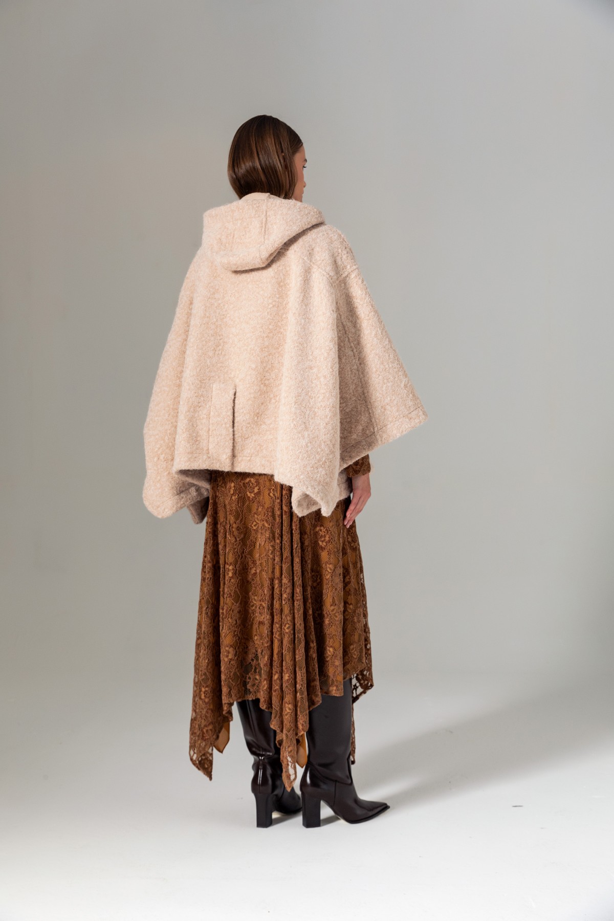 Deri Aksesuarlı Kapüşonlu Kaban Bej