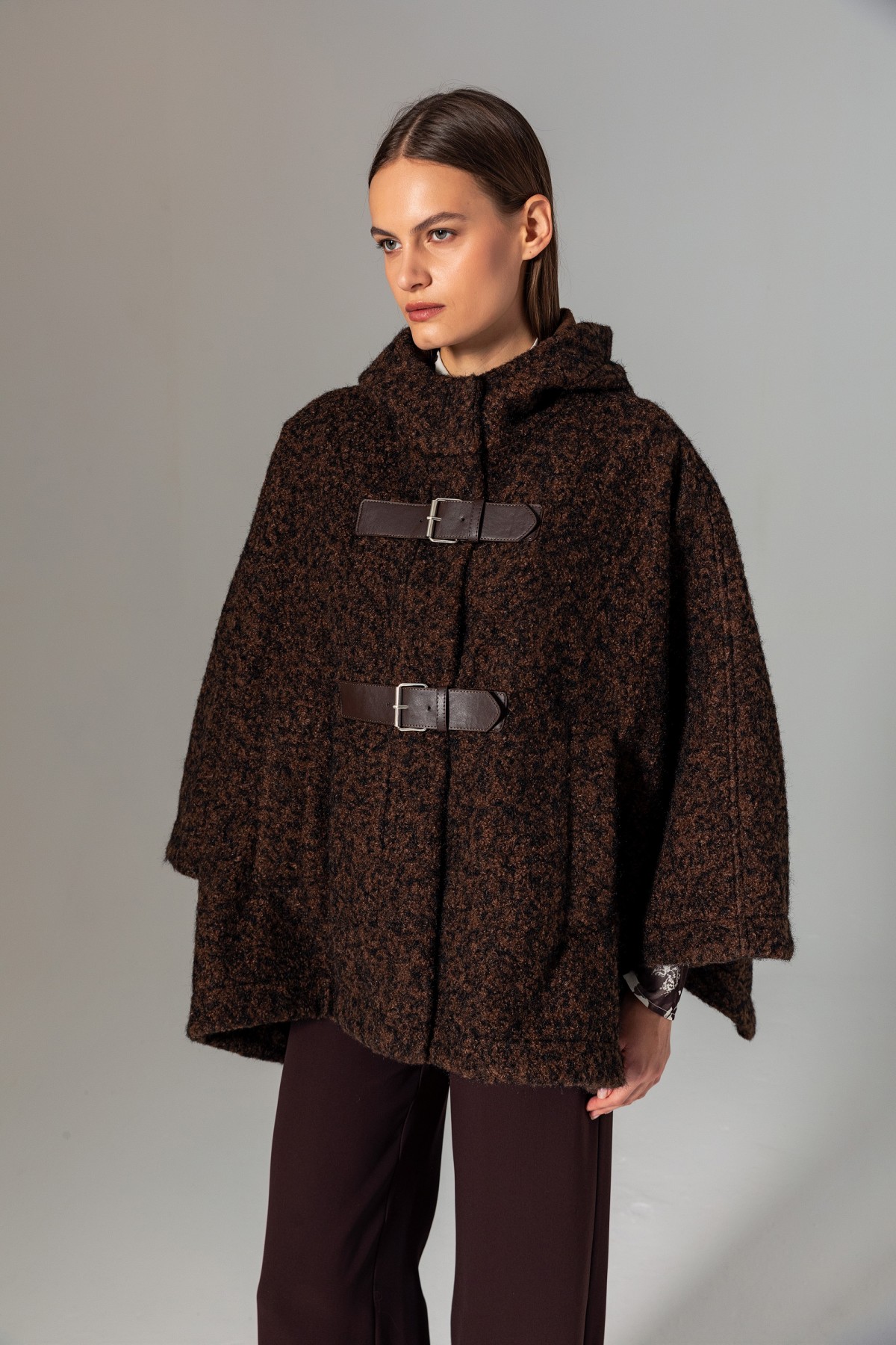 Deri Aksesuarlı Kapüşonlu Kaban Kahve