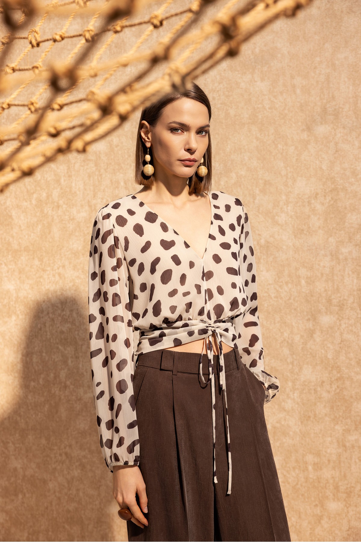 Bele Oturan Desenli Bluz Kahve